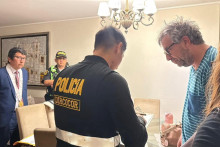 Pr&iacute;slu&scaron;n&iacute;k peru&aacute;nskej n&aacute;rodnej pol&iacute;cie sa rozpr&aacute;va s Pierom Corvettom, b&yacute;val&yacute;m ved&uacute;cim peru&aacute;nskeho N&aacute;rodn&eacute;ho &uacute;radu pre volebn&eacute; procesy. FOTO: Reuters
