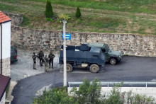 S&uacute;d mužov uznal vinn&yacute;ch z terorizmu s &bdquo;cieľom odtrhn&uacute;ť obce na severe od Kosova a pripojiť ich k Srbsku&ldquo;. FOTO: TASR/AP