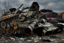 Pohrebisko ruskej bojovej techniky na ne&scaron;pecifikovanom mieste v okupovanej Doneckej oblasti. FOTO: @DefenceU