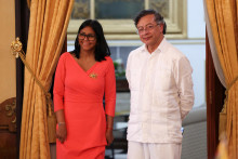 Dočasn&aacute; prezidentka Venezuely Delcy Rodriguezov&aacute; a kolumbijsk&yacute; prezident Gustavo Petro sa stretli v Caracase. FOTO: Reuters