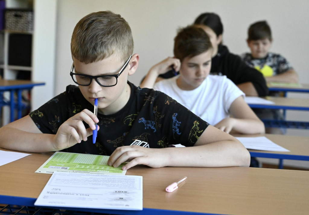 Piataci počas celoslovensk&eacute;ho testovania žiakov piateho ročn&iacute;ka. Tento model už z tunaj&scaron;&iacute;ch &scaron;k&ocirc;l vymizol. FOTO: TASR/R. Hanc