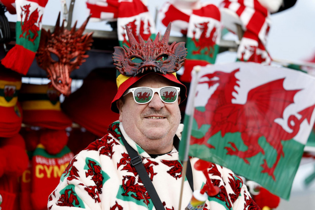 Futbalov&yacute; fan&uacute;&scaron;ik Walesu. FOTO: Reuters