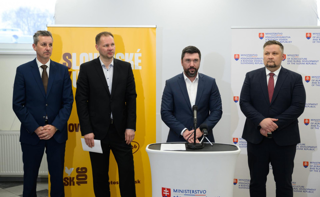 Minister p&ocirc;dohospod&aacute;rstva Tak&aacute;č patr&iacute; k akt&iacute;vnym prispievateľom do medi&aacute;lneho priestoru. FOTO: TASR/H. Mi&scaron;ovič