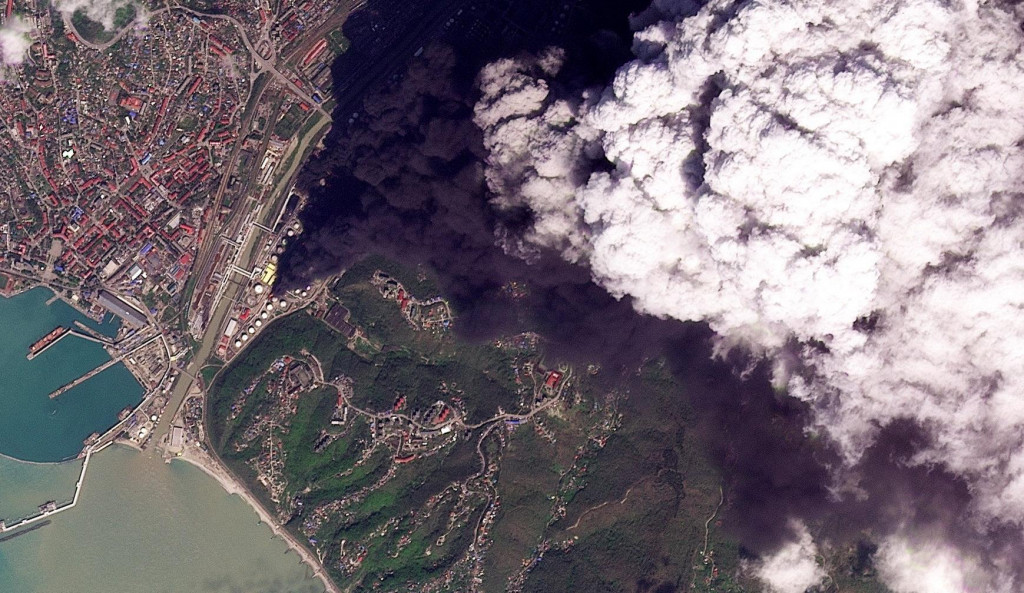 Satelitn&aacute; sn&iacute;mka dymu st&uacute;paj&uacute;ceho po &uacute;toku na ropn&uacute; rafin&eacute;riu, ktor&yacute; podľa ukrajinskej arm&aacute;dy zasiahol z&aacute;sobn&iacute;k ropy a sp&ocirc;sobil požiar v Tuapse v Krasnodarskom kraji v Rusku. FOTO: Reuters