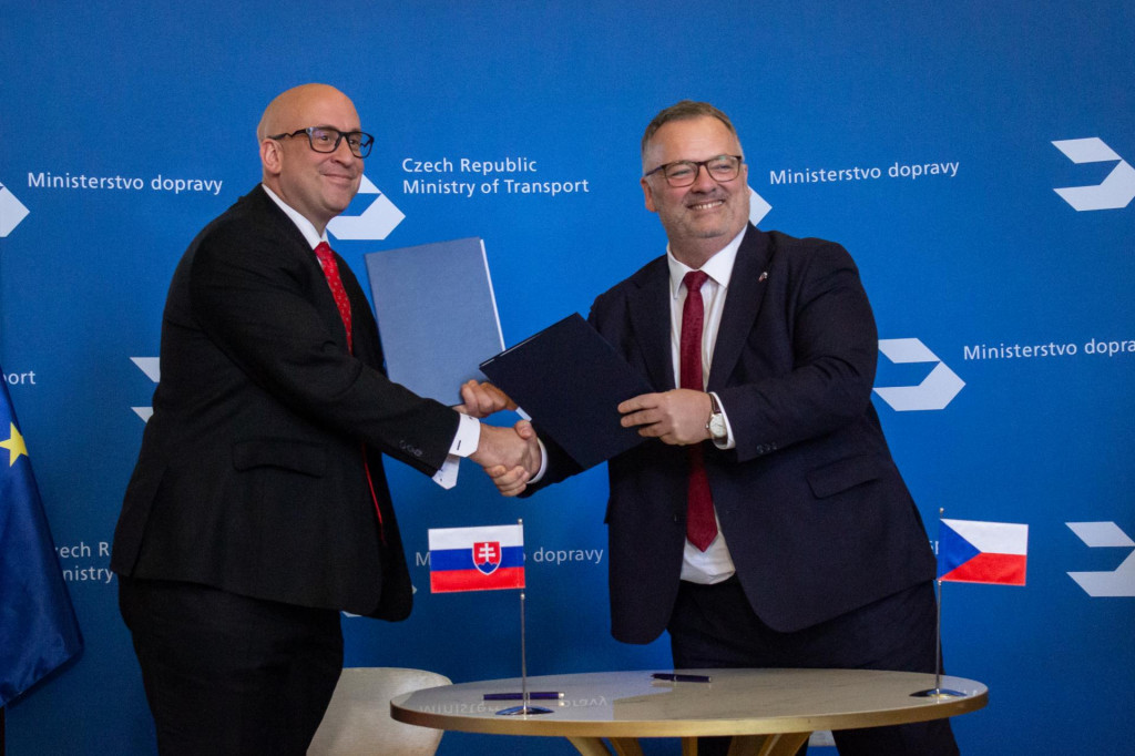 Minister dopravy SR Jozef R&aacute;ž (nominant Smer-SD) a minister dopravy ČR Ivan Bedn&aacute;rik p&oacute;zuj&uacute; po podpise memoranda o porozumen&iacute; medzi rezortmi dopravy o rozvoji železničnej infra&scaron;trukt&uacute;ry medzi Slovenskou republikou a Českou republikou v Prahe v stredu 22. apr&iacute;la 2026. FOTO: TASR/Barbora Vizv&aacute;ryov&aacute;