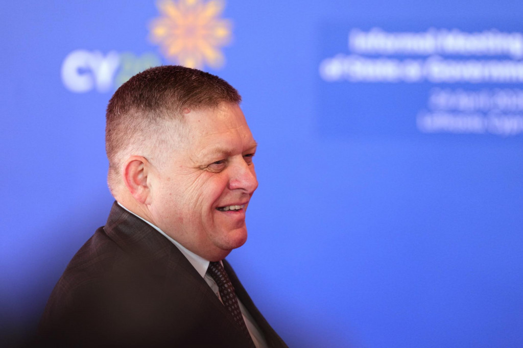 Slovensk&yacute; premi&eacute;r Robert Fico prich&aacute;dza na dvojdňov&yacute; neform&aacute;lny summit E&Uacute; v Nik&oacute;zii v piatok 24. apr&iacute;la 2026. FOTO: TASR/AP
