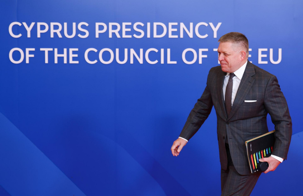 Slovensk&yacute; premi&eacute;r Robert Fico prich&aacute;dza na dvojdňov&yacute; neform&aacute;lny summit E&Uacute; v Nik&oacute;zii v piatok 24. apr&iacute;la 2026. FOTO: TASR/AP