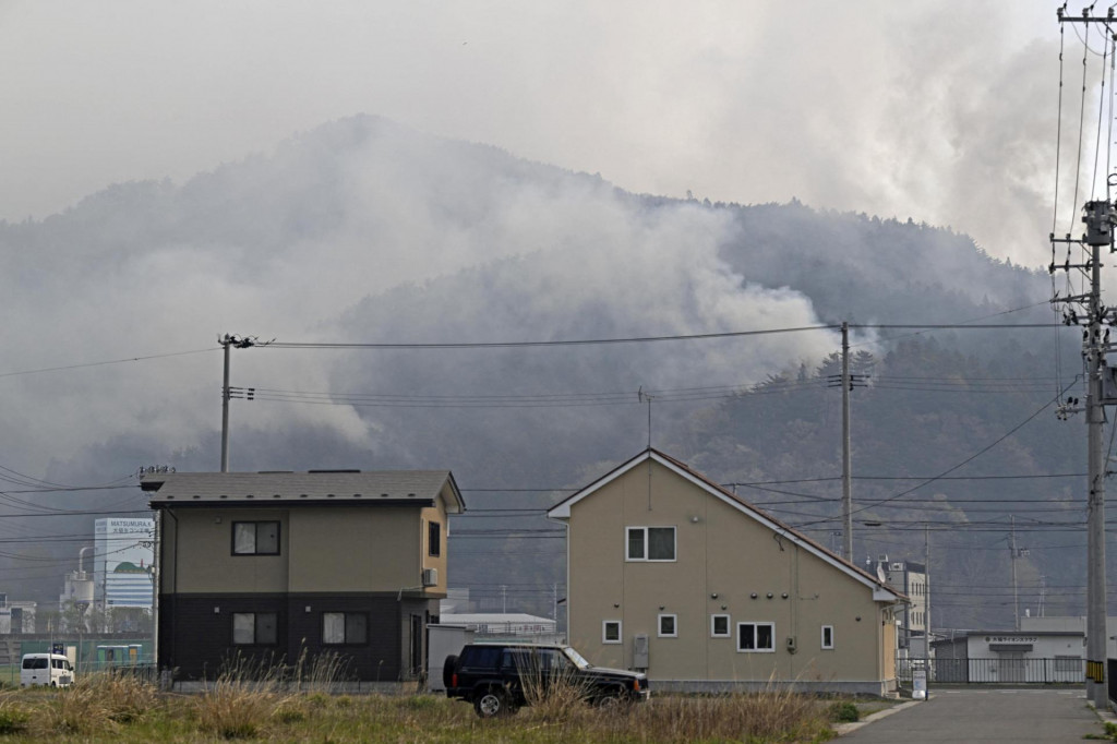 Dym zahalil horsk&eacute; oblasti v prefekt&uacute;re Iwate v Japonsku. FOTO: Reuters/Kj&oacute;d&oacute;