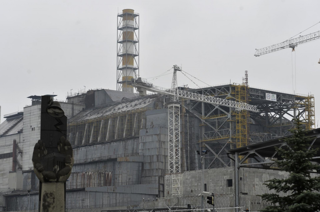 Na sn&iacute;mke zo 7. apr&iacute;la 2016 pohľad na v&yacute;buchom po&scaron;koden&yacute; 4. blok at&oacute;movej elektr&aacute;rne v ukrajinskom Černobyle. FOTO:TASR/R. Stoklasa