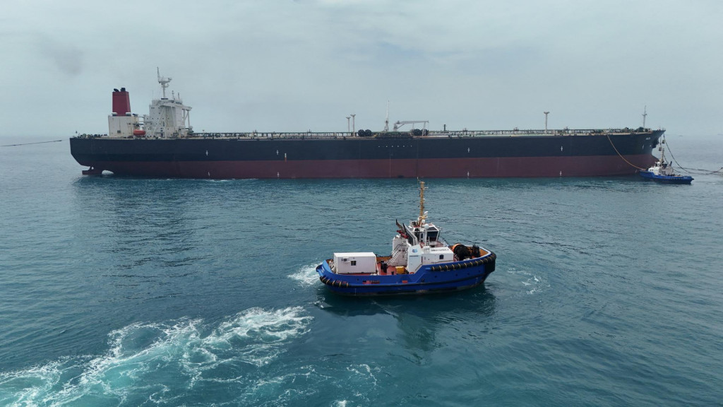 Nap&auml;tie na Bl&iacute;zkom v&yacute;chode sa na trhy pren&aacute;&scaron;a aj cez ceny ropy. Na sn&iacute;mke tanker Helga pri ropnom termin&aacute;li neďaleko Basry. FOTO: Reuters