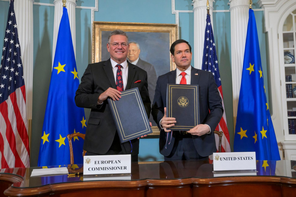 Americk&yacute; minister zahraničn&yacute;ch vec&iacute; Marco Rubio (vpravo) a eurokomis&aacute;r pre obchod a ekonomick&uacute; bezpečnosť Maro&scaron; &Scaron;efčovič p&oacute;zuj&uacute; počas podpisu memoranda o porozumen&iacute; t&yacute;kaj&uacute;ce sa partnerstva v oblasti ťažby a zaistenia kritick&yacute;ch nerastn&yacute;ch surov&iacute;n vo Washingtone. FOTO: TASR/AP