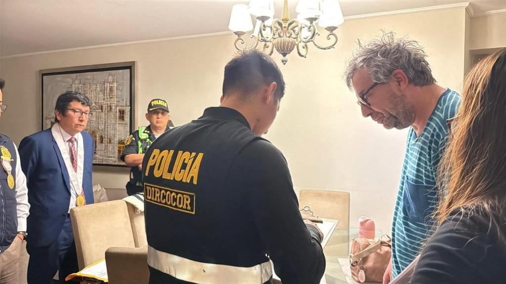 Pr&iacute;slu&scaron;n&iacute;k peru&aacute;nskej n&aacute;rodnej pol&iacute;cie sa rozpr&aacute;va s Pierom Corvettom, b&yacute;val&yacute;m ved&uacute;cim peru&aacute;nskeho N&aacute;rodn&eacute;ho &uacute;radu pre volebn&eacute; procesy. FOTO: Reuters
