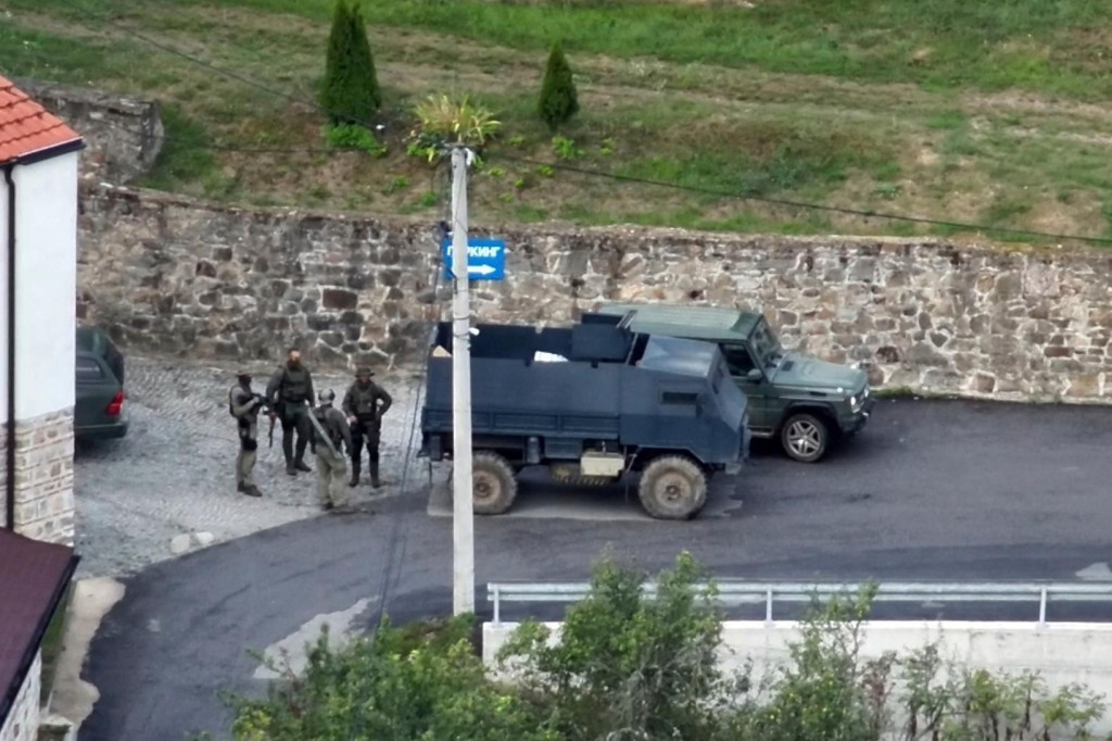 S&uacute;d mužov uznal vinn&yacute;ch z terorizmu s &bdquo;cieľom odtrhn&uacute;ť obce na severe od Kosova a pripojiť ich k Srbsku&ldquo;. FOTO: TASR/AP