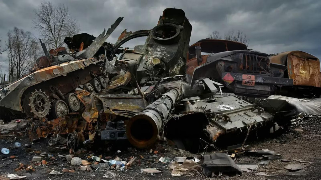 Pohrebisko ruskej bojovej techniky na ne&scaron;pecifikovanom mieste v okupovanej Doneckej oblasti. FOTO: @DefenceU