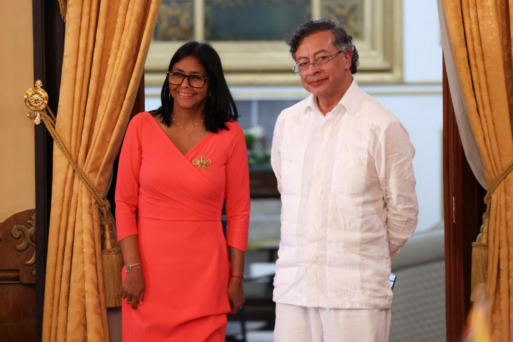 Dočasn&aacute; prezidentka Venezuely Delcy Rodriguezov&aacute; a kolumbijsk&yacute; prezident Gustavo Petro sa stretli v Caracase. FOTO: Reuters