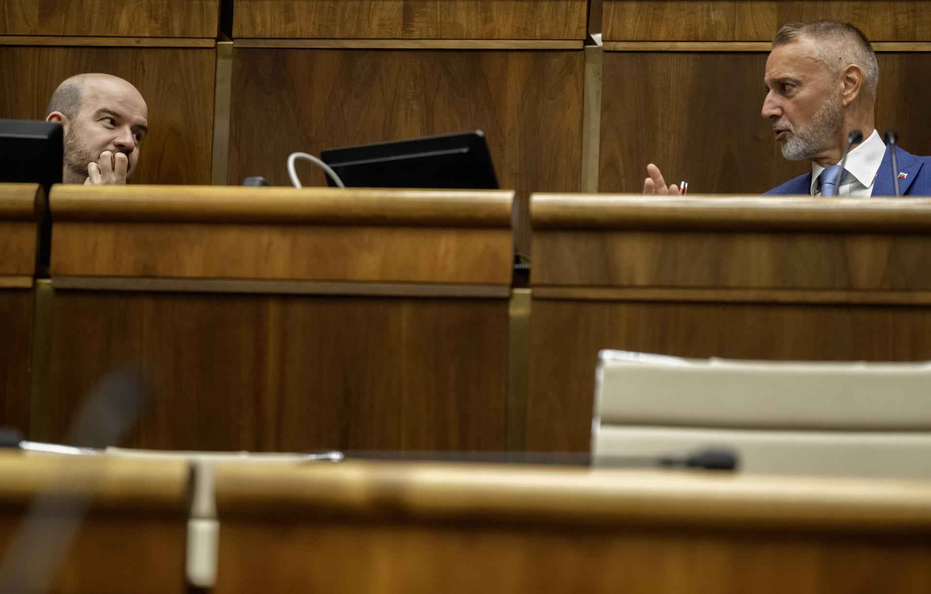 Ra&scaron;i a Dub&eacute;ci prip&uacute;&scaron;ťaj&uacute; debatu o zmene &uacute;stavy pri referende. Fica na ceste do Moskvy sprev&aacute;dzať nebud&uacute;