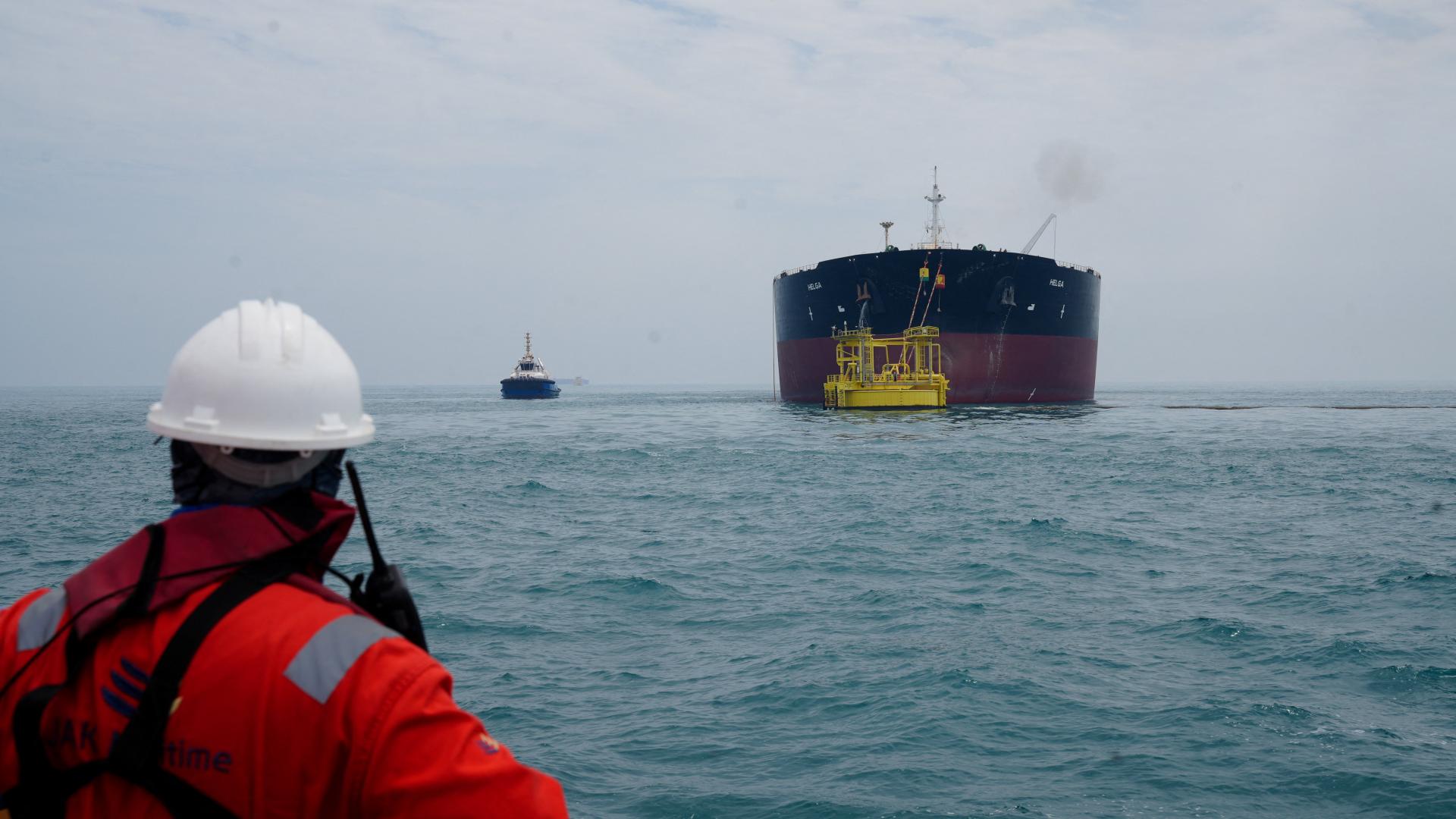 Pri pobreží Somálska uniesli ropný tanker, hlási britská organizácia. Plavidla sa mali zmocniť piráti