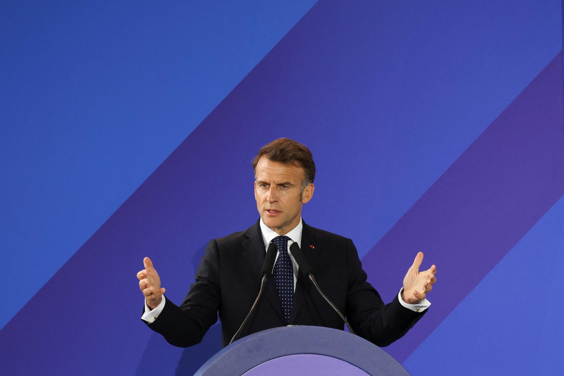 L&iacute;dri Eur&oacute;pskej &uacute;nie rie&scaron;ili čl&aacute;nok o vz&aacute;jomnej obrane, Macron odmieta ak&eacute;koľvek nejasnosti