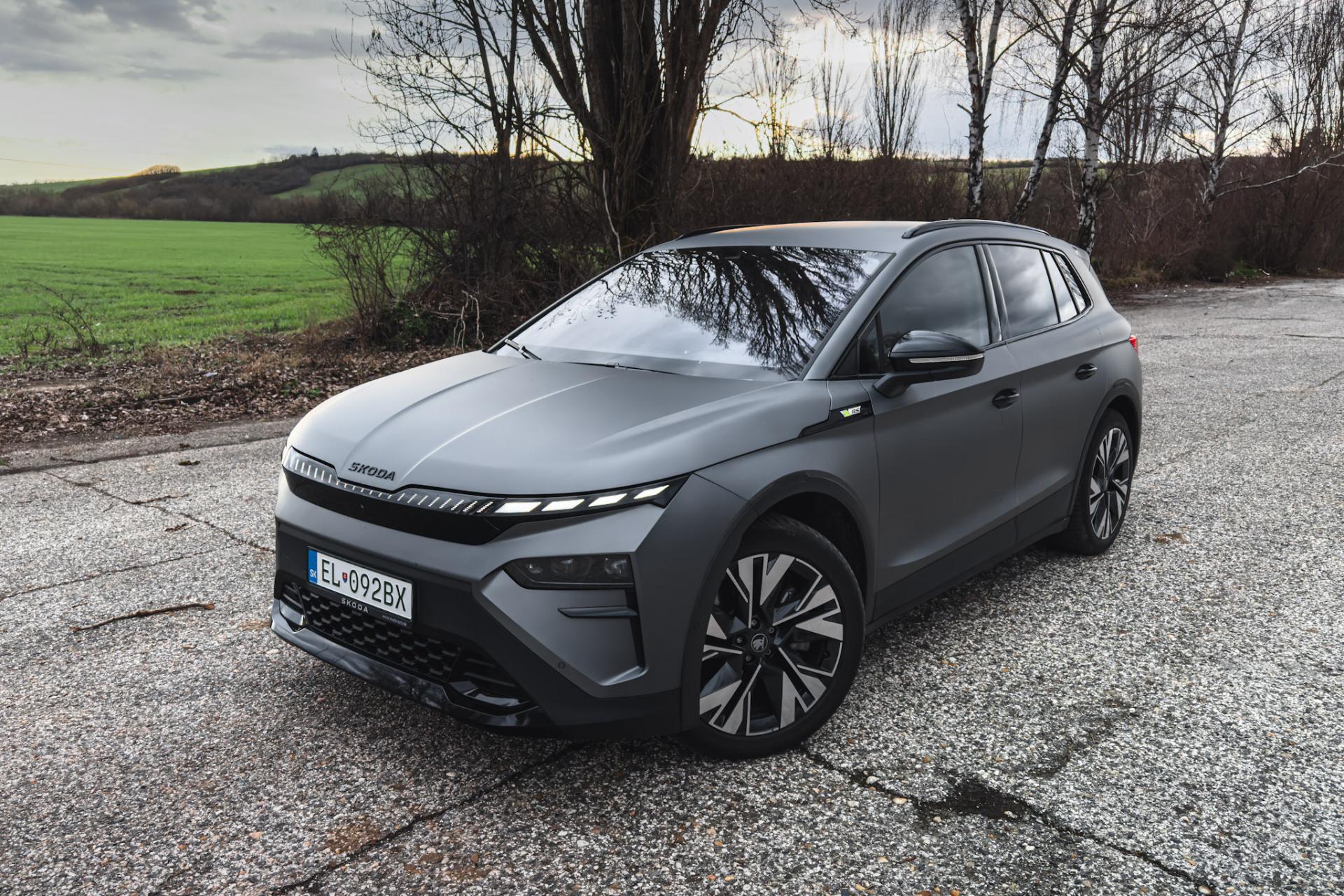 Za volantom exkluzívneho SUV od Škody: Vyše 300 koní v matnom obleku