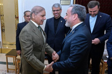 Ir&aacute;nsky minister zahraničn&yacute;ch vec&iacute; Abb&aacute;s Ar&aacute;kč&iacute; (vpravo) si pod&aacute;va ruky s pakistansk&yacute;m premi&eacute;rom &Scaron;&aacute;hb&aacute;zom &Scaron;ar&iacute;fom pred ich stretnut&iacute;m v Islamabade 25. apr&iacute;la 2026. Ar&aacute;kč&iacute; rokoval s najvy&scaron;&scaron;&iacute;mi predstaviteľmi Pakistanu, ktor&aacute; sprostredk&uacute;va mierov&eacute; rozhovory medzi Washingtonom a Teher&aacute;nom, informuje TASR. FOTO: TASR/AP