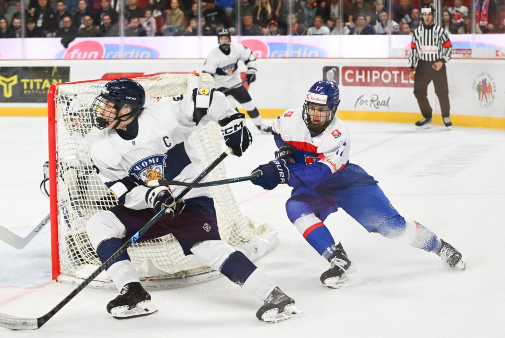 Na sn&iacute;mke sprava Samuel Kar&scaron;ay zo Slovenska a Juho Piiparinen z F&iacute;nska počas hokejov&eacute;ho z&aacute;pasu A- skupiny Slovensko &ndash; F&iacute;nsko na majstrovstv&aacute;ch sveta hr&aacute;čov do 18 rokov IIHF 2026 v Trenč&iacute;ne v sobotu 25. apr&iacute;la 2026. FOTO: TASR/Martin Medňansk&yacute;
