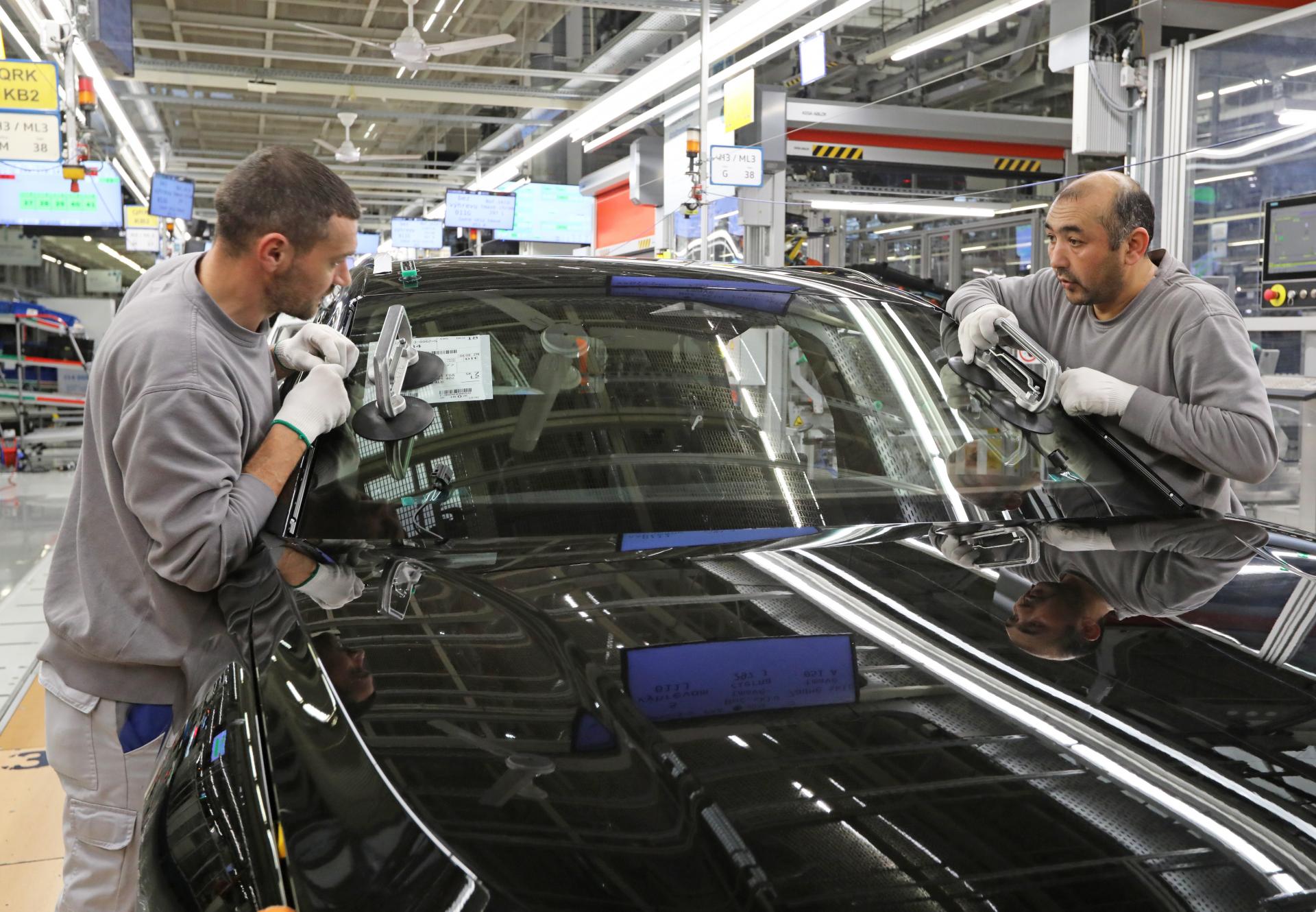 Slovensk&eacute; firmy čelia nedostatku pracovnej sily. Čoraz viac siahaj&uacute; po cudzincoch, nar&aacute;žaj&uacute; v&scaron;ak na bari&eacute;ry