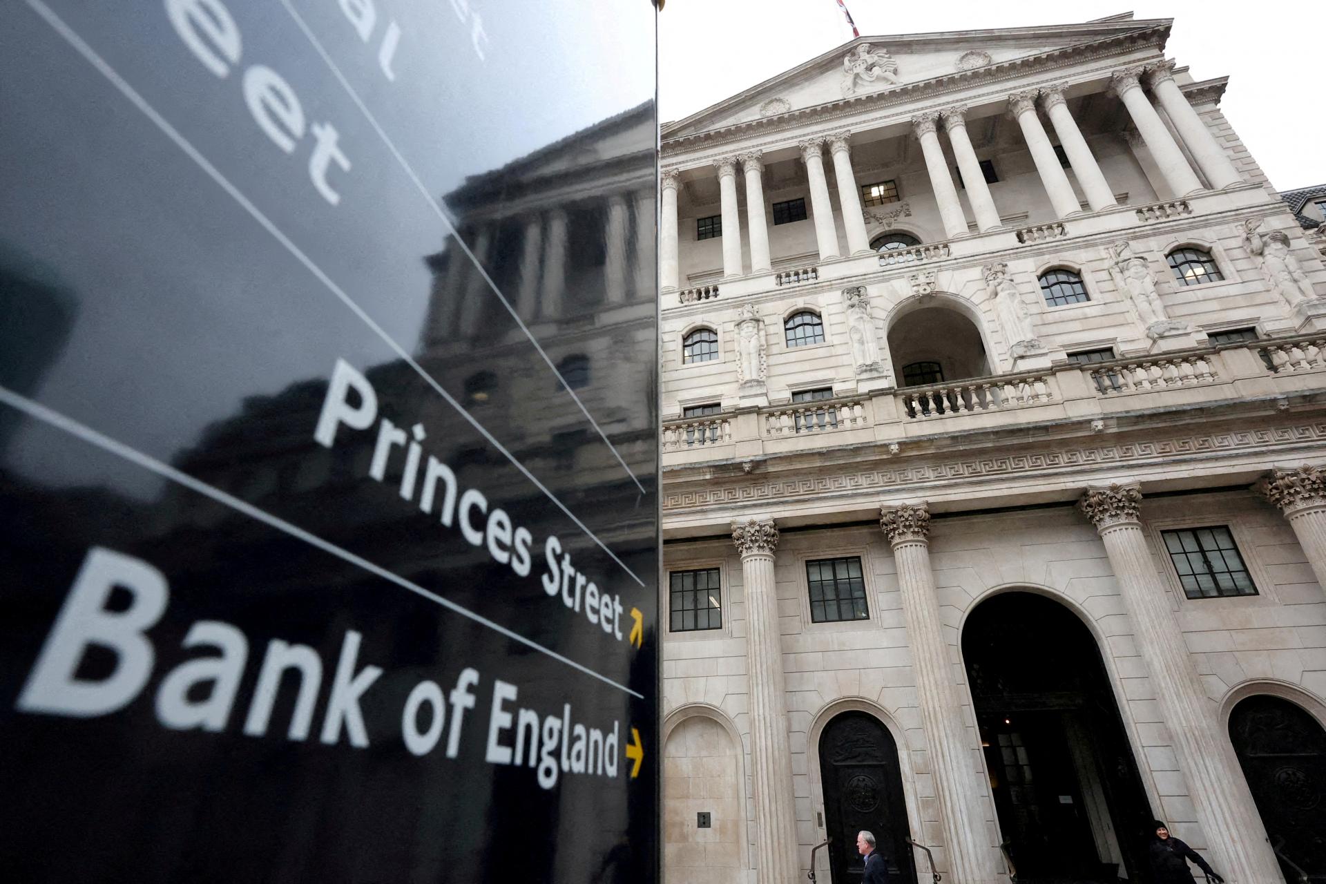 Analytici očak&aacute;vaj&uacute;, že Bank of England zatiaľ &uacute;roky nezv&yacute;&scaron;i napriek vojne v Ir&aacute;ne