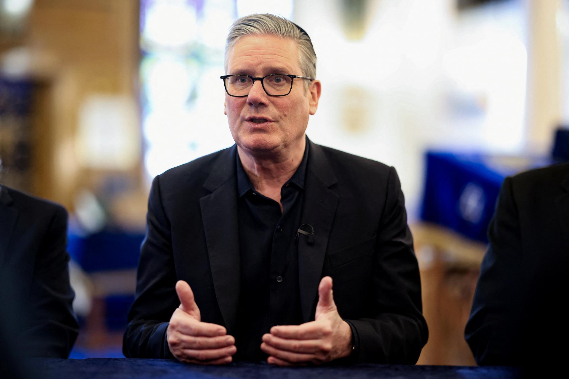 ​Starmer telefonicky hovoril s Trumpom. Vyjadril úľavu nad tým, že prezident a prvá dáma sú v poriadku