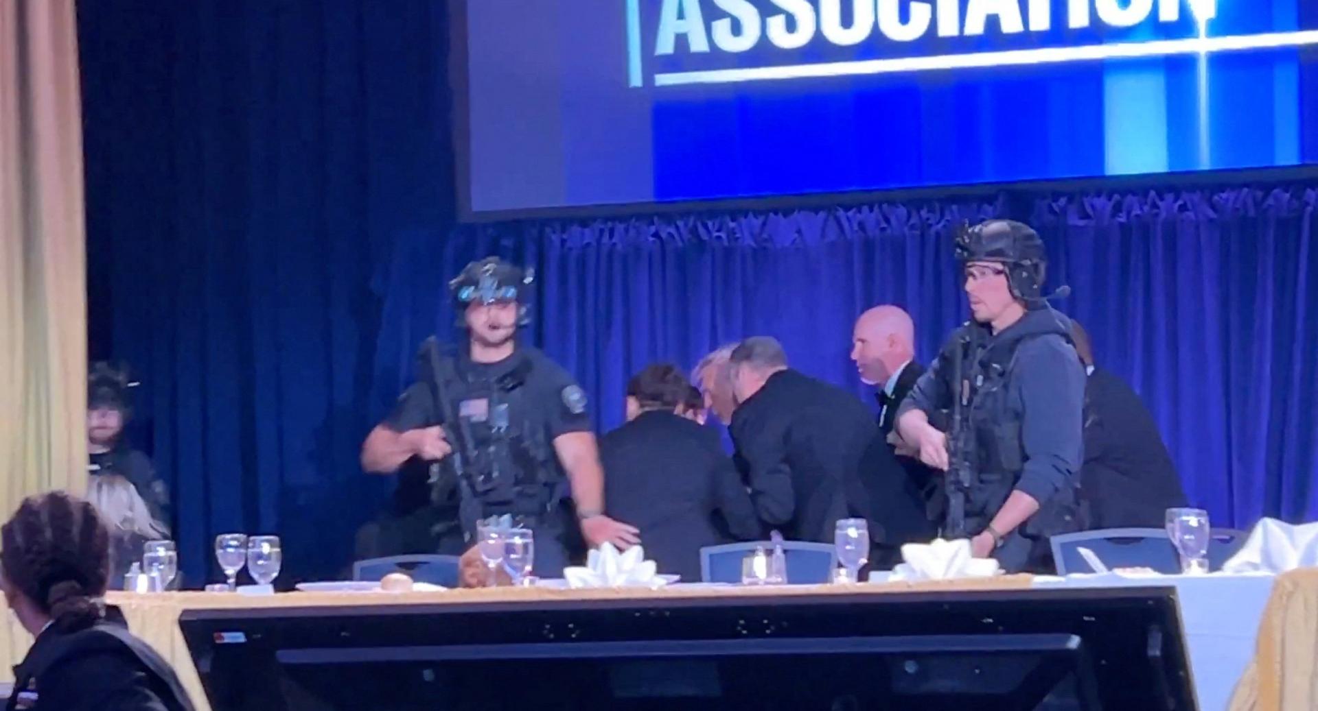 Tajná služba evakuovala Trumpa z galavečere, na mieste zadržala strelca. Bol to osamelý vlk, tvrdí prezident