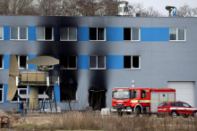 Hasičsk&eacute; auto stoj&iacute; pred zhorenou v&yacute;robnou halou v priemyselnej z&oacute;ne v Pardubiciach v Českej republike. FOTO: Reuters