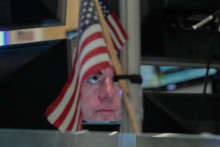 Burzov&yacute; makl&eacute;r Justin Flinn obchoduje na burze v New Yorku v momente, keď akciov&eacute; indexy l&aacute;mu historick&eacute; maxim&aacute;. FOTO FOTO TASR/AP