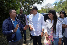 Guvern&eacute;r provincie Cauca Octavio Guzm&aacute;n sa rozpr&aacute;va s mužom, ktor&yacute; pri &uacute;toku s v&yacute;bu&scaron;ninami pri&scaron;iel o vozidlo. FOTO: Reuters