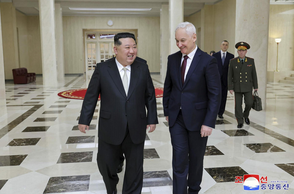 Severok&oacute;rejsk&yacute; vodca Kim Čong-un s rusk&yacute;m ministrom obrany Andrejom Belousovom v Pchjongjangu v roku 2024. FOTO: TASR/AP