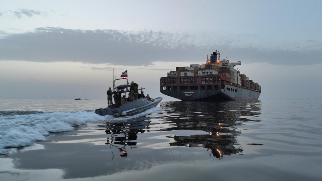 Cez Hormuz v mierov&yacute;ch časoch prech&aacute;dza približne p&auml;tina svetov&yacute;ch dod&aacute;vok ropy. FOTO: Reuters
