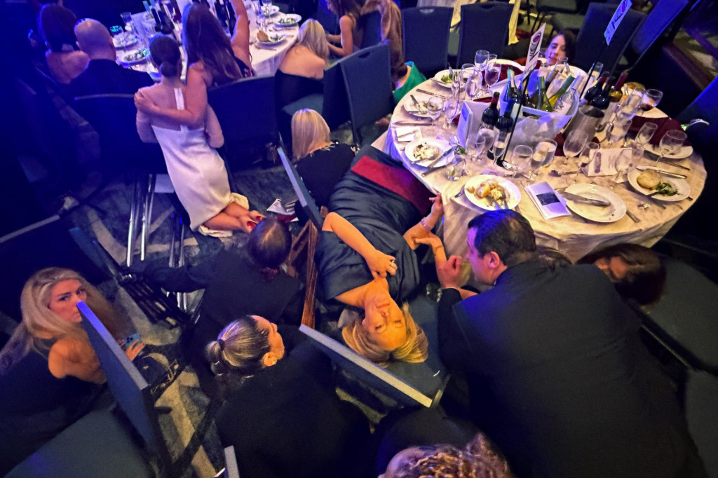 Hostia sa schov&aacute;vaj&uacute; po tom, čo agenti tajnej služby evakuovali americk&eacute;ho prezidenta Donalda Trumpa a prv&uacute; d&aacute;mu Melaniu Trumpov&uacute; z večere Asoci&aacute;cie kore&scaron;pondentov Bieleho domu. FOTO: Reuters