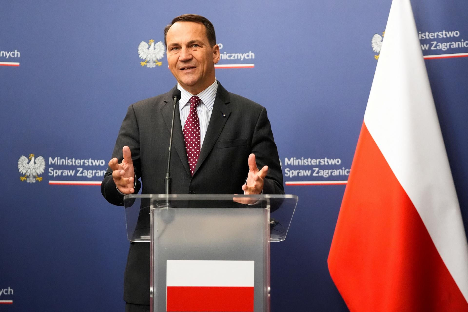 Problém letu Fica do Moskvy ponad Poľsko už neexistuje, vyhlásil poľský minister Sikorski