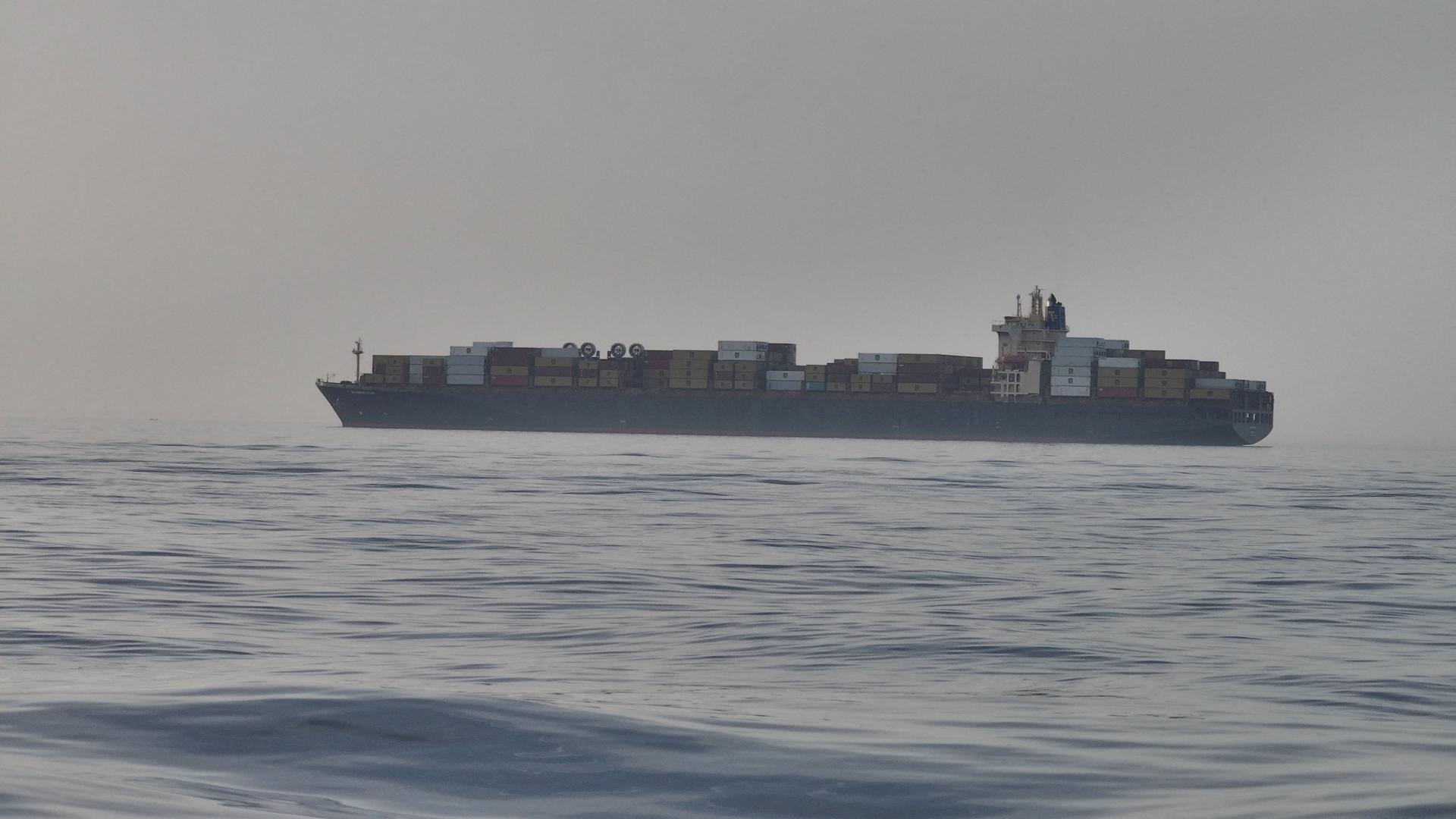 Neistota okolo Hormuzského prielivu sužuje tisíce uviaznutých námorníkov, informuje agentúra AP