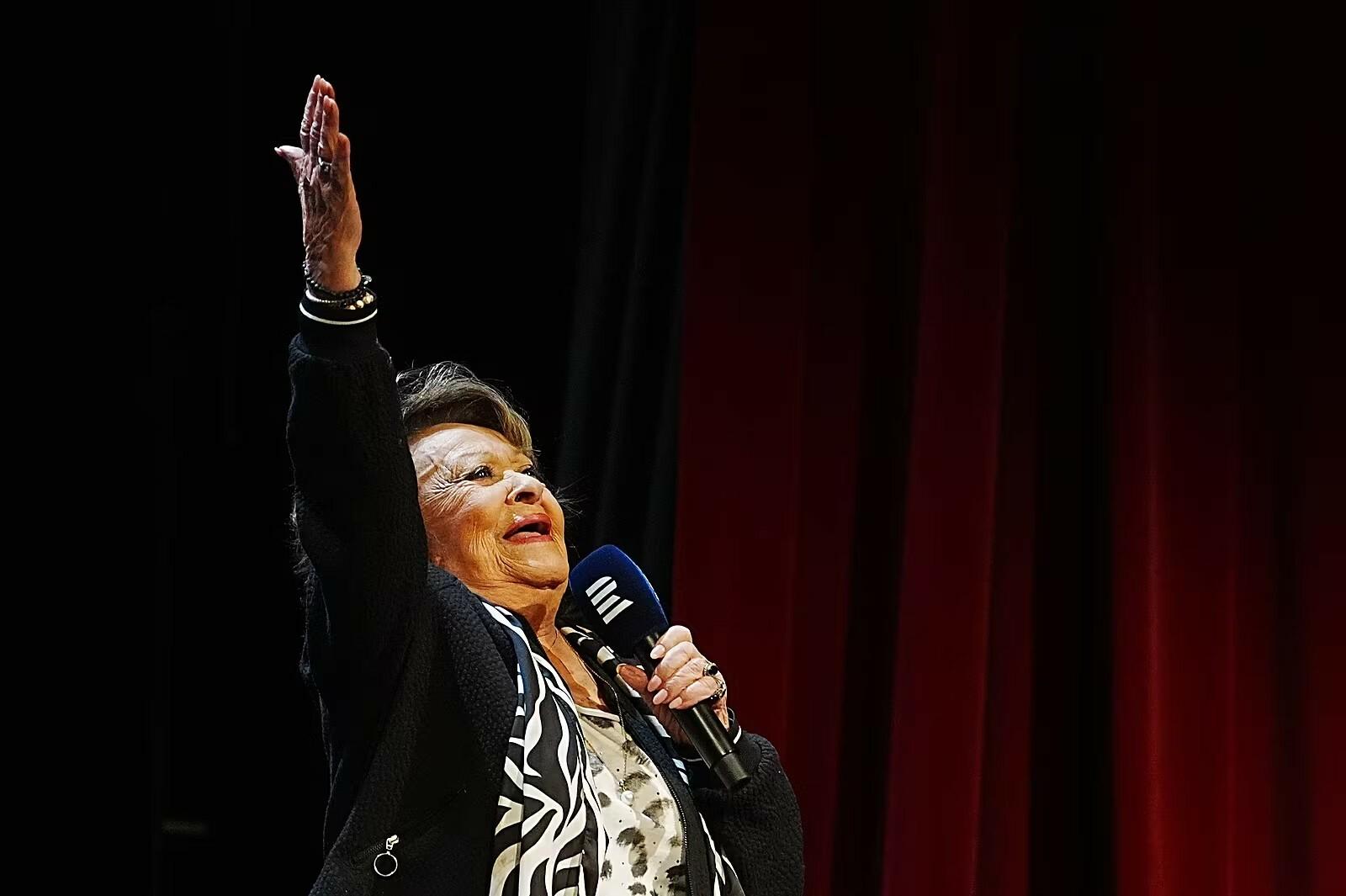 Jiřina Bohdalová bude mať 95 rokov. Zablahoželať jej prišiel aj Gérard Depardieu