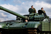 Veliteľ ozbrojen&yacute;ch s&iacute;l Holandska Onno Eichelsheim stoj&iacute; v tanku T-72AE. FOTO: Reuters