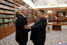 Severok&oacute;rejsk&yacute; vodca Kim Čong-un v&iacute;ta rusk&eacute;ho ministra obrany Andreja Belousova. FOTO: Reuters/KCNA