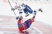 Slovensk&yacute; hokejista v drese Montrealu Juraj Slafkovsk&yacute; (20) a hr&aacute;č Tampy Max Crozier (24). FOTO: TASR/AP
