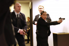 Pr&iacute;slu&scaron;n&iacute;ci tajnej služby zasahuj&uacute; počas streľby na podujat&iacute; White House Correspondents&lsquo; Dinner vo Washingtone v sobotu 25. apr&iacute;la 2026. FOTO: TASR/AP
