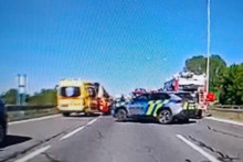 Nehoda autobusu a osobn&yacute;ch &aacute;ut pri Trebaticiach. FOTO: Pol&iacute;cia SR
