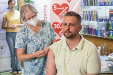 Minister Kamil &Scaron;a&scaron;ko sa dal proti chr&iacute;pke zaočkovať v okt&oacute;bri na Farmaceutickej fakulte Univerzity Komensk&eacute;ho. FOTO: TASR/J. Kotian
