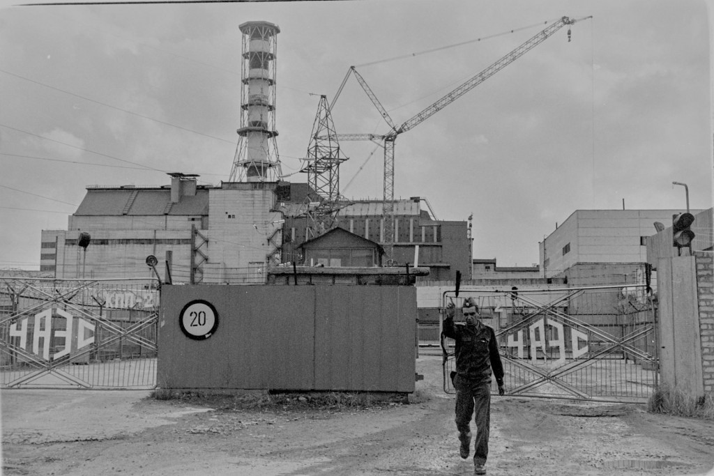 Na sn&iacute;mke z roku 1989 str&aacute;žnik gestikuluje na fotografa pred br&aacute;nami černobyľskej jadrovej elektr&aacute;rne.