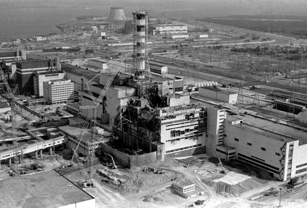 Leteck&yacute; pohľad na &scaron;tvrt&yacute; reaktor černobyľskej jadrovej elektr&aacute;rne na arch&iacute;vnej fotografii z m&aacute;ja 1986.