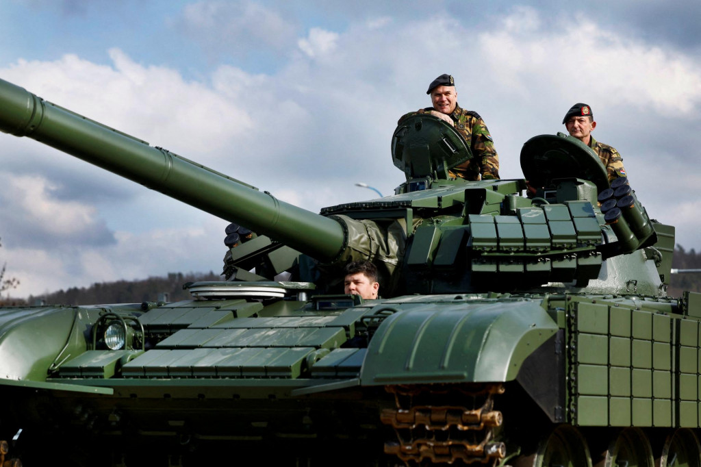 Veliteľ ozbrojen&yacute;ch s&iacute;l Holandska Onno Eichelsheim stoj&iacute; v tanku T-72AE. FOTO: Reuters