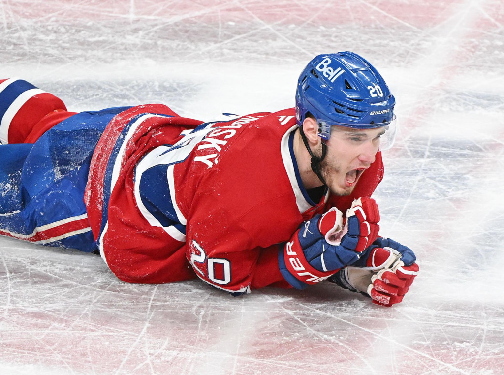 Slovensk&yacute; hokejista v drese Montrealu Juraj Slafkovsk&yacute; počas z&aacute;pasu Montreal Canadiens - Tampa Bay Lightning. FOTO: TASR/AP
