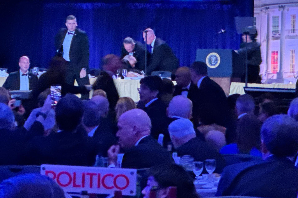 Pr&iacute;slu&scaron;n&iacute;ci tajnej služby zasahuj&uacute; počas streľby na podujat&iacute; White House Correspondents&lsquo; Dinner vo Washingtone v sobotu 25. apr&iacute;la 2026. FOTO: TASR/AP