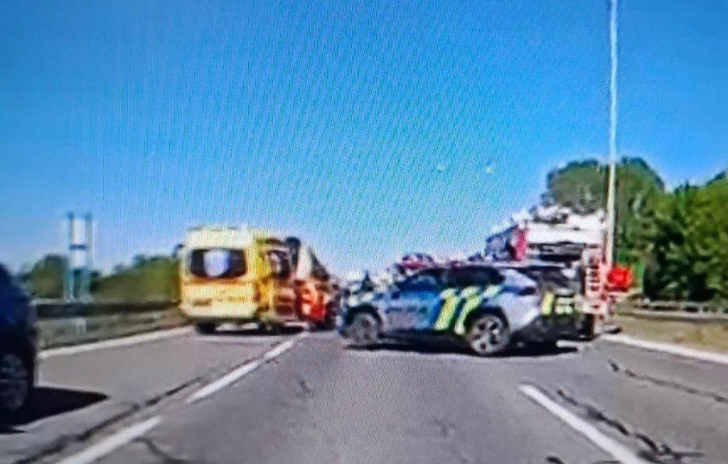 Nehoda autobusu a osobn&yacute;ch &aacute;ut pri Trebaticiach. FOTO: Pol&iacute;cia SR